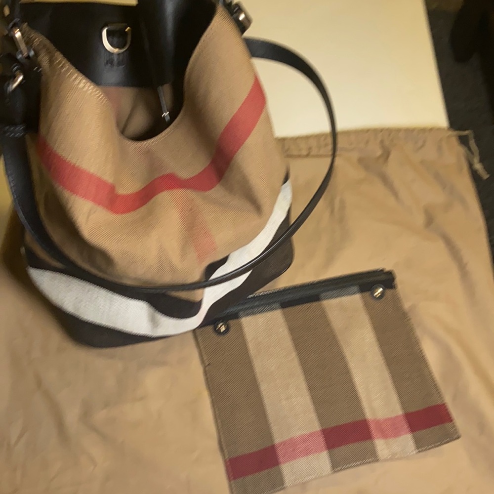 ❣️Authentic Burberry Bucket bag w/wallet and dust bag 💯